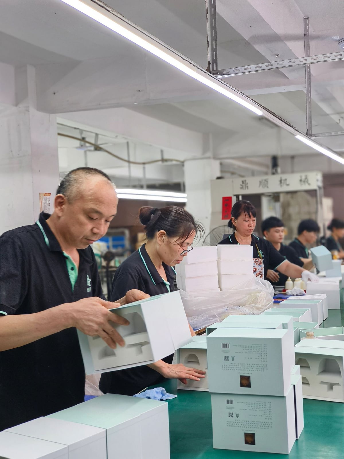 Hansheng packaging workers assembling and inspecting custom product boxes